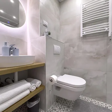 Bole's - 2 Bedroom With Private Parking *