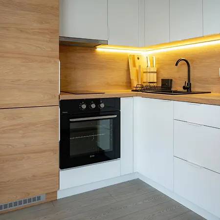 Bole's - 2 Bedroom With Private Parking *