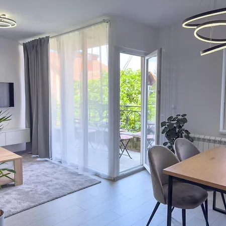 Bole's - 2 Bedroom With Private Parking Apartment