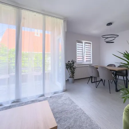Bole's - 2 Bedroom With Private Parking *