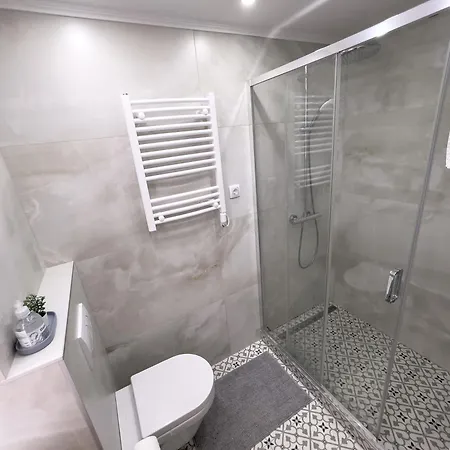 Lägenhet Bole's - 2 Bedroom With Private Parking Belgrad