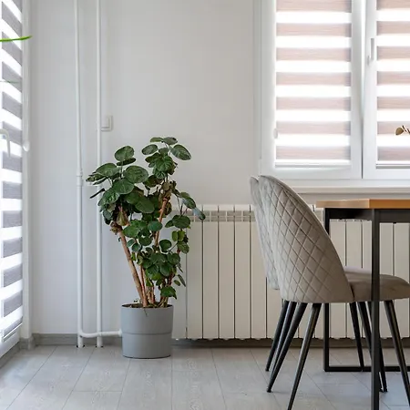 Bole's - 2 Bedroom With Private Parking *