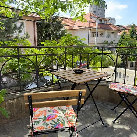 Bole's - 2 Bedroom With Private Parking *